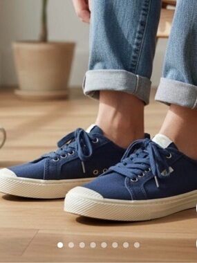 Cariuma OCA Low Navy Canvas Lace-Up Sneakers with Green Insoles